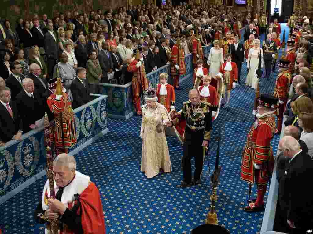Kraljica Elizabeta II i njen suprug princ Filip šetaju Kraljevskom galerijom u Vestminsterskoj palati tokom državnog otvaranja parlamenta u Londonu u maju 2010. 