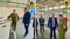 На одному з фото голова Держкомвійськпрому Дмитро Пантус стоїть, імовірно, біля ще не повністю зібраного дрона