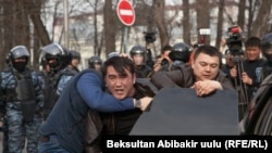 Садыр Жапаровду колдоо митингине барган адамдарды кармоо, 25-март, 2017-жыл