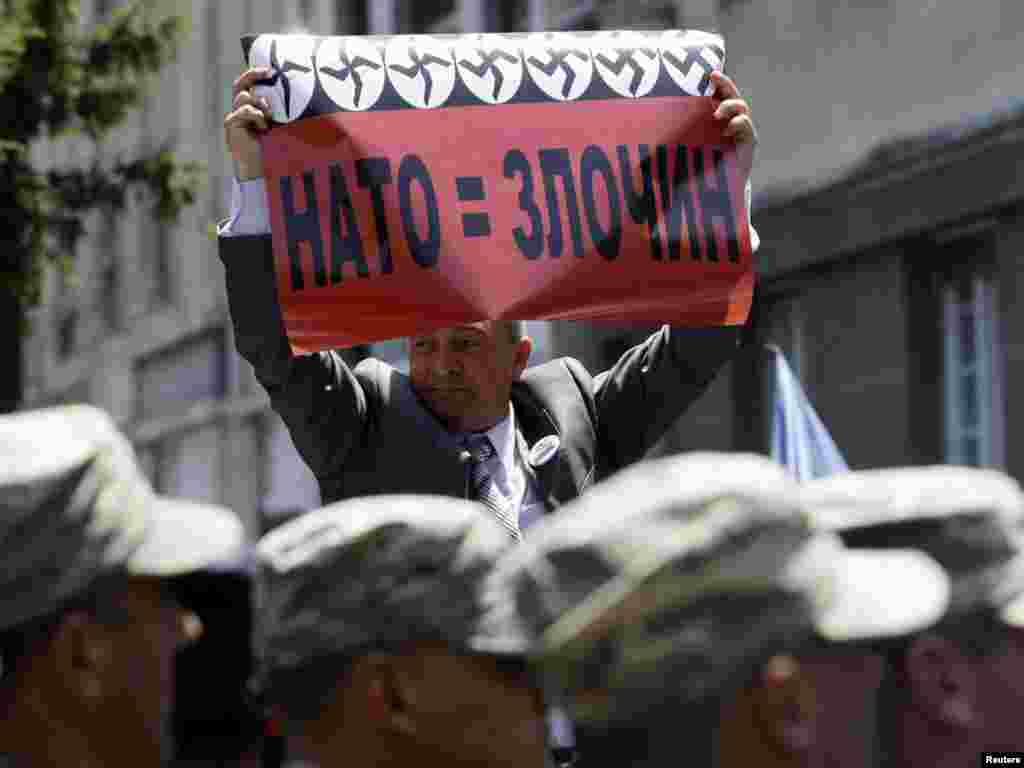 Protesti SRS-a protiv NATO-a, Beograd, 13. juni, Foto: REUTERS/Marko Đurica