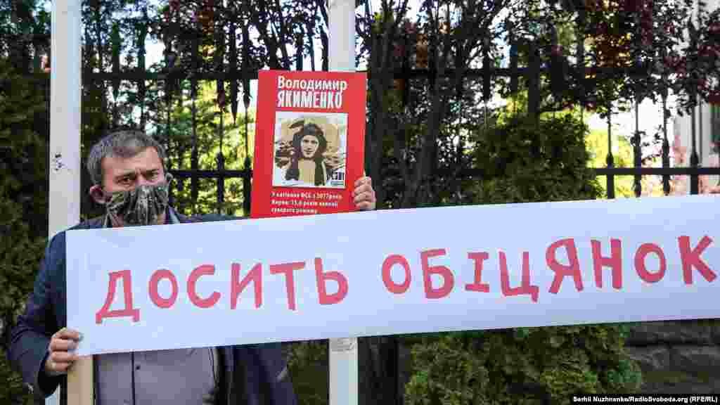Таксист і активіст Автомайдану Володимир Якименко з села Чаплинка Херсонської області займався тим, що перевозив кримчан, які виїжджали з території окупованого півострова на материк України. 11 червня 2017 року російські силовики затримали його при перетині адмінкордону і звинуватили в перевезенні наркотиків. Дружина Якименка в ефірі «Громадського радіо» заявила, що чоловіка катували, вимагаючи розповісти про розташування українських військ поблизу окупованого півострова. Якименка засудили до 15,5 років колонії і етапували з Криму до колонії в місті Пугачов Саратовської області Росії, де він відбуває покарання нині. Постійне представництво України при ООН публікувало ім'я Якименка в списку кримчан, чиї права, на думку української дипмісії, грубо порушує Росія