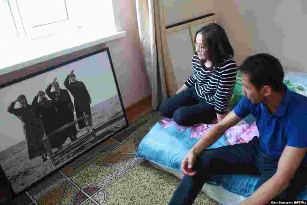 Далее посетители "квартирника" отправились в гости к художнику и фотографу -Сырлыбеку Бекботаеву. Сырлыбек Бекботаев рассказывает гостям, что фотографию из серии "Аманат" он сделал в своем родном ауле с участием его матери и других родственников.