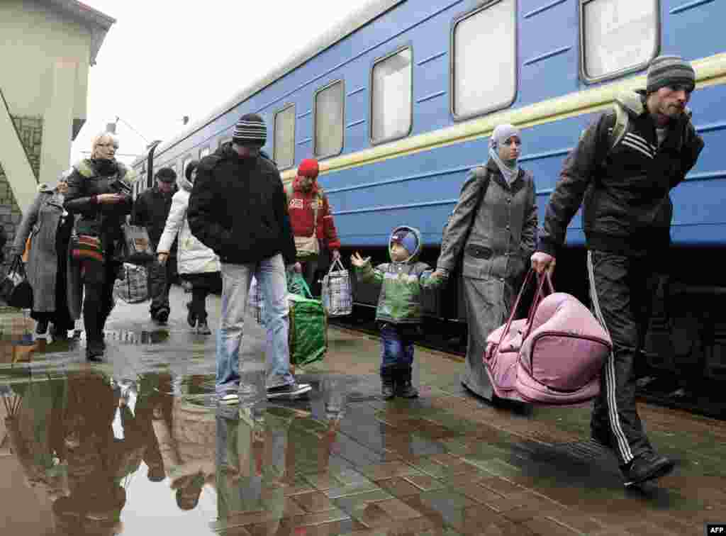 Сім'я кримських татар їде з окупованого російськими військами Криму до Львова, 7 березня 2014 року