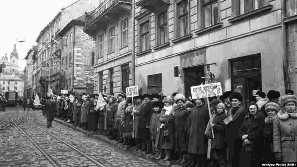 Львов. Акцию «Украинская волна» организовал Народный Рух Украины, возглавляемый Иваном Драчом, а председателем исполнительного органа – Секретариата – был бывший политзаключенный Михаил Горынь. Подготовка «Живой цепи» началась еще в сентябре 1989 года, организаторы из различных областей собирались на совещания ежемесячно или раз в две недели