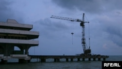 Всего планируется вывезти до 230 тысяч кубометров грунта. Проект планируют завершить в середине 2018 года