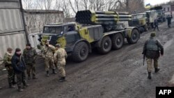 Українські війська відводять важке озброєння. Системи «Ураган» перед завантаженням їх на потяг неподалік залізничної станції в Артемівську, 6 березня 2015 року