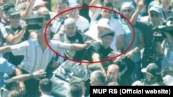 Trenutak napada na Vučića u Potočarima 11. jula 2015.Arhivski snimak