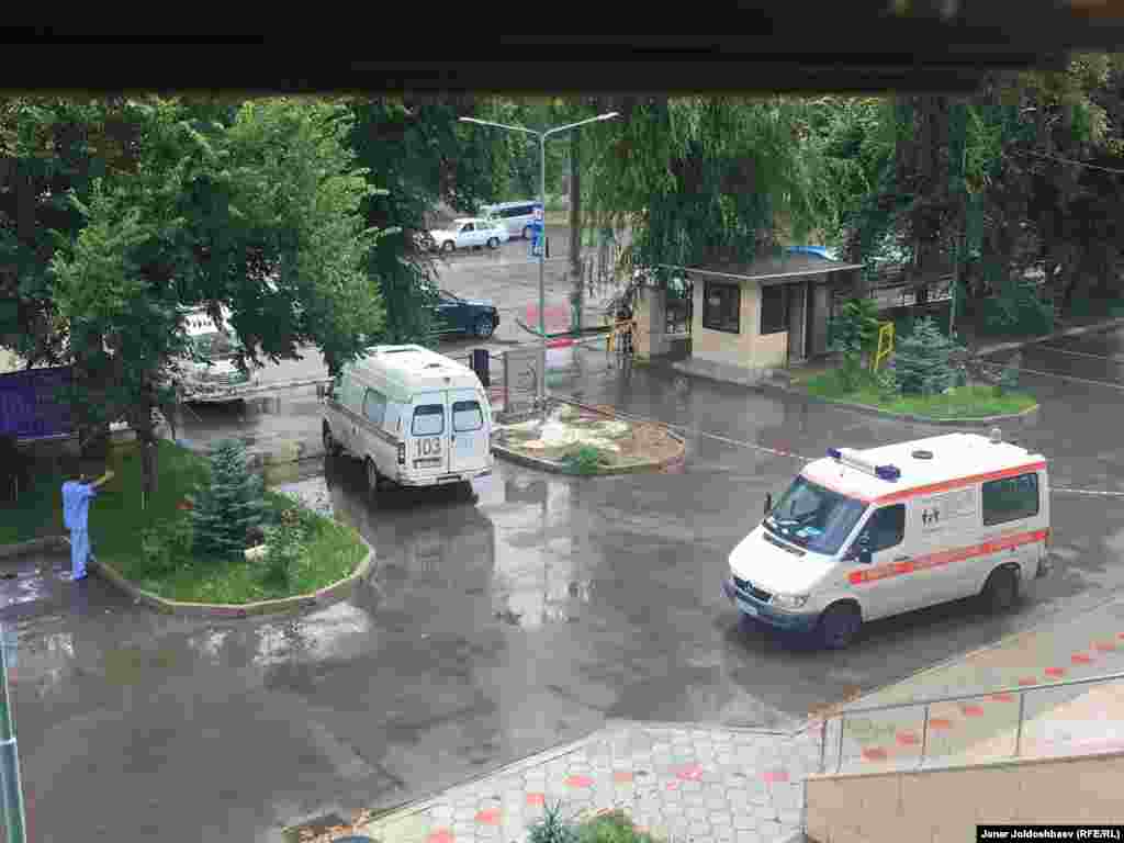 Бишкектеги Кыргыз-Түрк ооруканасына бейтаптарды алып келип жаткан «Тез жардам» машинелери.