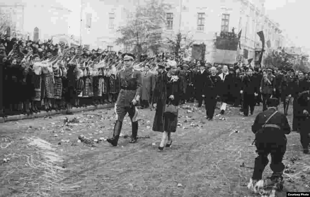 Regele Mihai, Regina Mamă Elena, mareșalul Antonescu, la Chișinău, în vara lui 1941, după eliberarea Basarabiei de trupele sovietice. Arhvele Naționale.