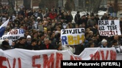 Mirne demonstracije građana Sarajeva nakon vesti da je Jovan Divjak, penzionisani bosanski general uhapšen na međunarodnom aerodromu u Beču, 05. mart 2011.