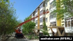 Работа по демонтажу внешних блоков кондиционеров на стене жилого дома в Ашгабате.