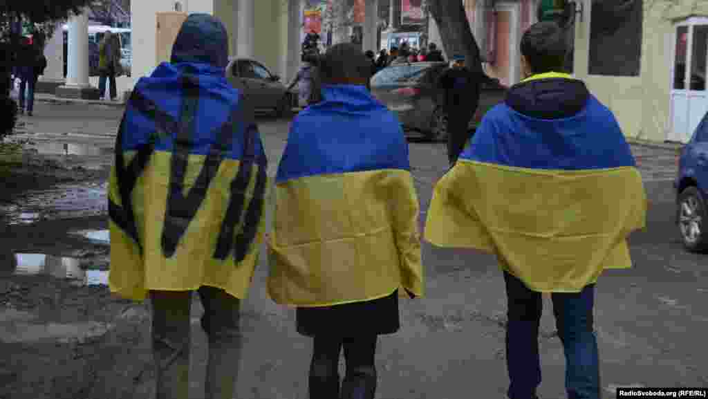 Публичные общественные акции в поддержку неделимости Украины и против присутствия российских войск в Крыму продолжались на оккупированном Россией Крымском полуострове еще несколько недель, увеличивая количество участников.