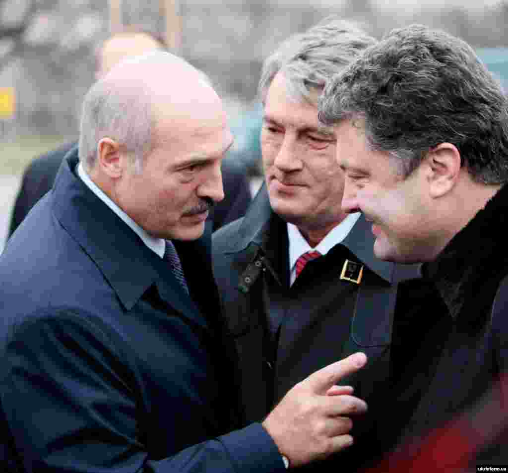 Президент України Віктор Ющенко і президент Білорусі Олександр Лукашенко відвідали Івано-Франківщину, щоб передати гуманітарну допомогу найбільш постраждалому від епідемії грипу регіонові. Голова держави подякував президентові Білорусі за його приїзд на Івано-Франківщину, що, за словами Віктора Ющенка, є свідченням підтримки Білоруссю України у складній ситуації. На фото: президент Білорусі Олександр Лукашенко, президент України Віктор Ющенко і міністр закордонних справ України Петро Порошенко (зліва направо) в аеропорту Івано-Франківська, 6 листопада 2009 року