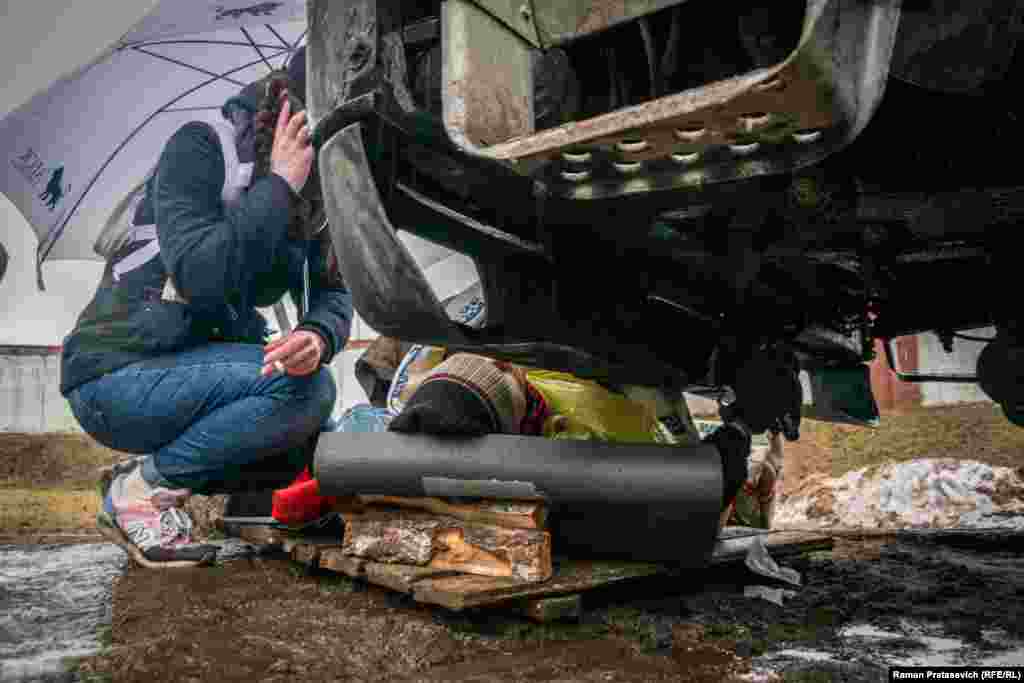 Пяты дзень абароны. Сяргей Пальчэўскі прыкаваў сябе наручнікамі да будаўнічага МАЗу. 
