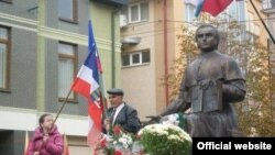 Під час Європейського конгресу підкарпатських русинів, на якому було проголошено республіку Підкарпатська Русь, Мукачево, 25 жовтня 2008 р. (фото з сайту www.zik.com.ua)