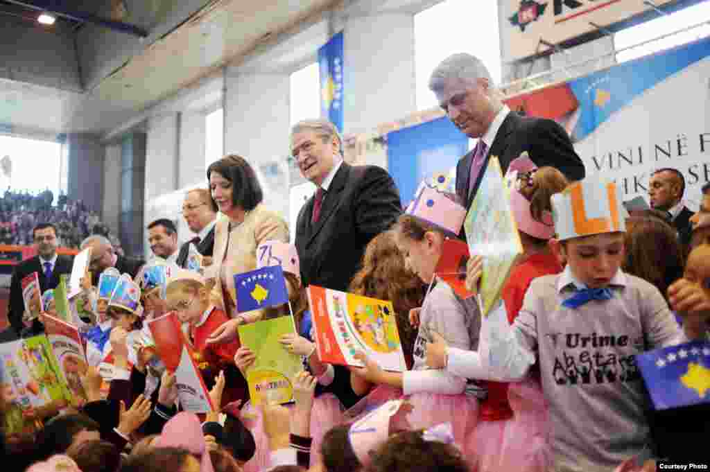 Kosovo - Albanija i Kosovo promovirali zajedničku knjigu abecede u Prizrenu, 17. maj 2012.