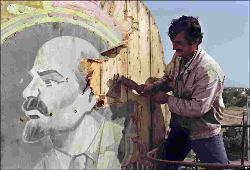 Stanovnik Bakua uklanja Lenjinov portret 21. septembra 1991. godine, skoro mjesec dana nakon što je Azerbejdžan proglasio nezavisnost krajem avgusta.