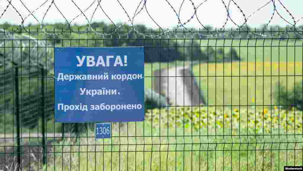 Українсько-російський кордон у Харківській області, 15 серпня 2017 року. Роздільний бар'єр із колючим дротом уздовж суходільного кордону України та Росії, збудований в рамках проєкту «Стіна»