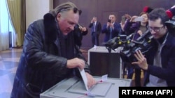 Жерар Депардье Париждеги Орусиянын элчилигинде президенттик шайлоодо добуш берип жатат, 18-март, 2018-жыл