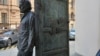 Памятник Сергею Довлатову на улице Рубинштейна