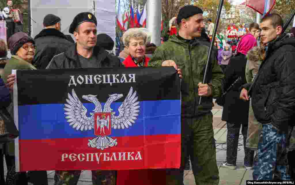 На митинге присутствовали люди с флагами «ДНР», которая в Украине признана террористической организацией. 