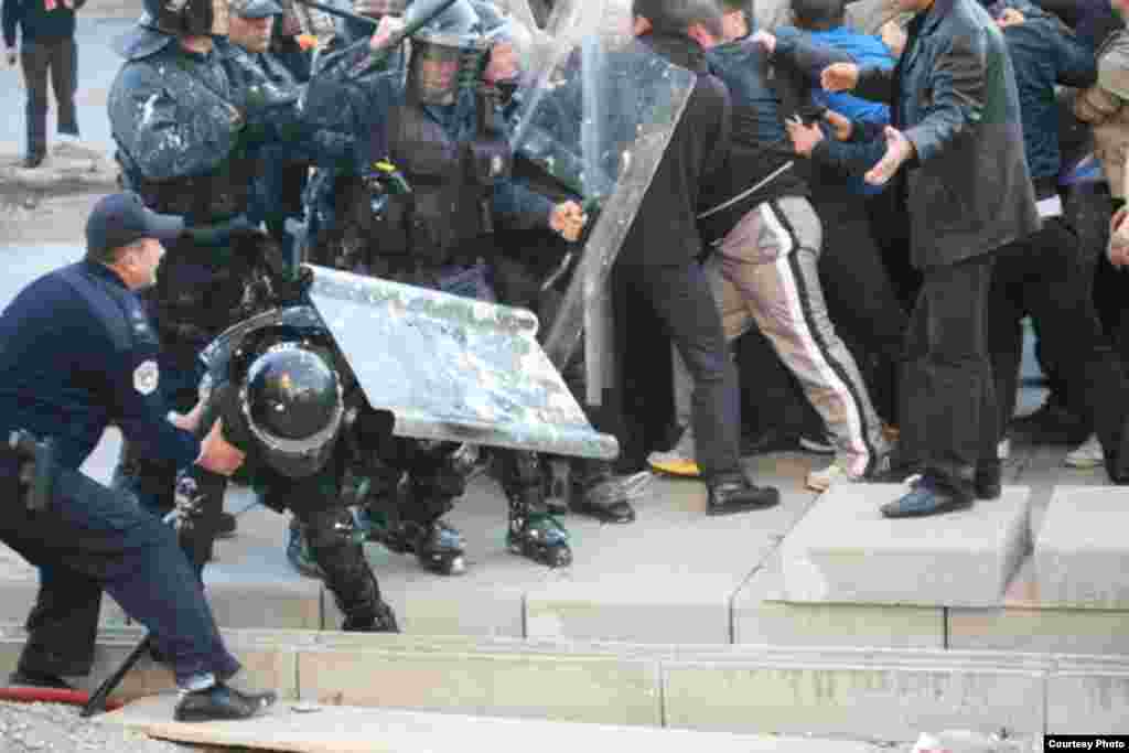 Sukob policije i demonstranata na trgu Majke Tereze u Prištini