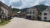 Centrul istoric Roșia Montană, România. Clădiri demne de a fi înscrise în patrimoniu stau să cadă.