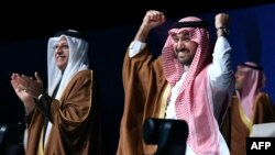 شیخ سلمان بن ابراهیم آل خلیفه، رئیس کنفدراسیون فوتبال آسیا، و عبدالعزیز بن ترکی آل فیصل آل سعود، وزیر ورزش و جوانان عربستان سعودی پس از تأیید میزبانی عربستان سعودی برای جام جهانی ۲۰۳۴، در مراسمی در ریاض. چهارشنبه ۲۱ آذر