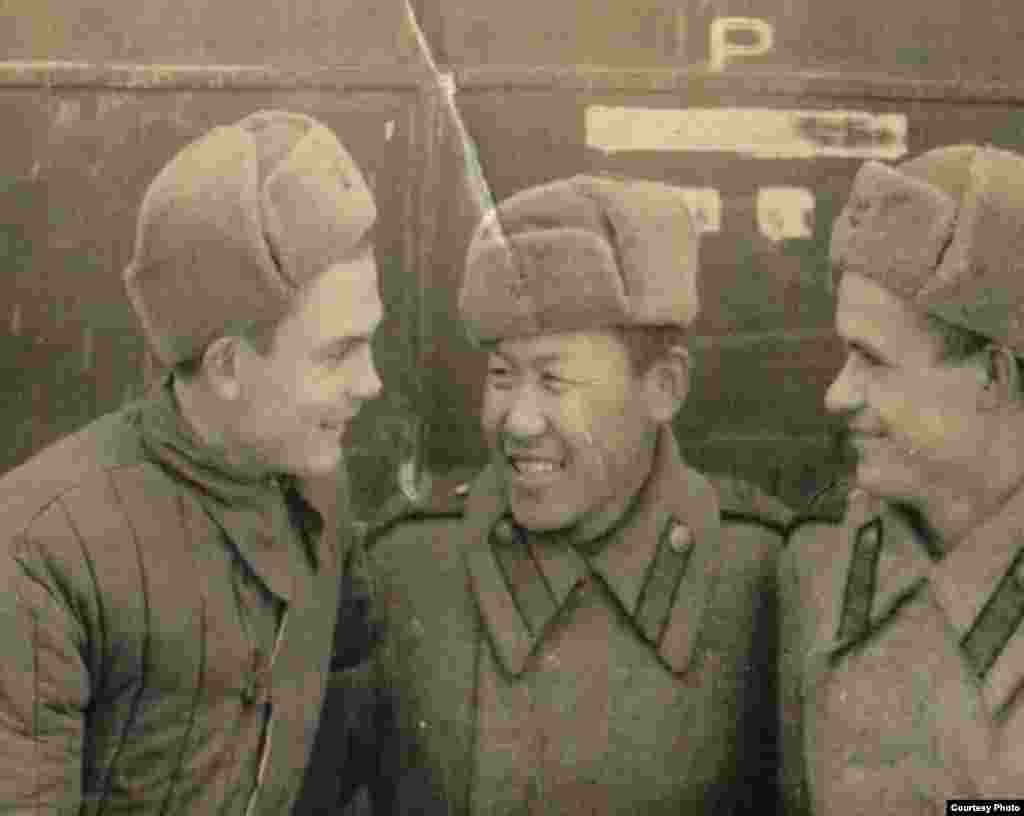 Улуу Ата Мекендик согуштан кийин Манас районундагы Ак-Башат айылында колхоздо башкарма, Пушкин жана Үч-Коргон айылдык кеңештеринин төрагасы болуп иштеген. Ушул кызматтарда иштеп туруп, персоналдык пенсияга чыккан. 