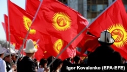 Кыргызстандын туусун көтөрүп турган балдар.