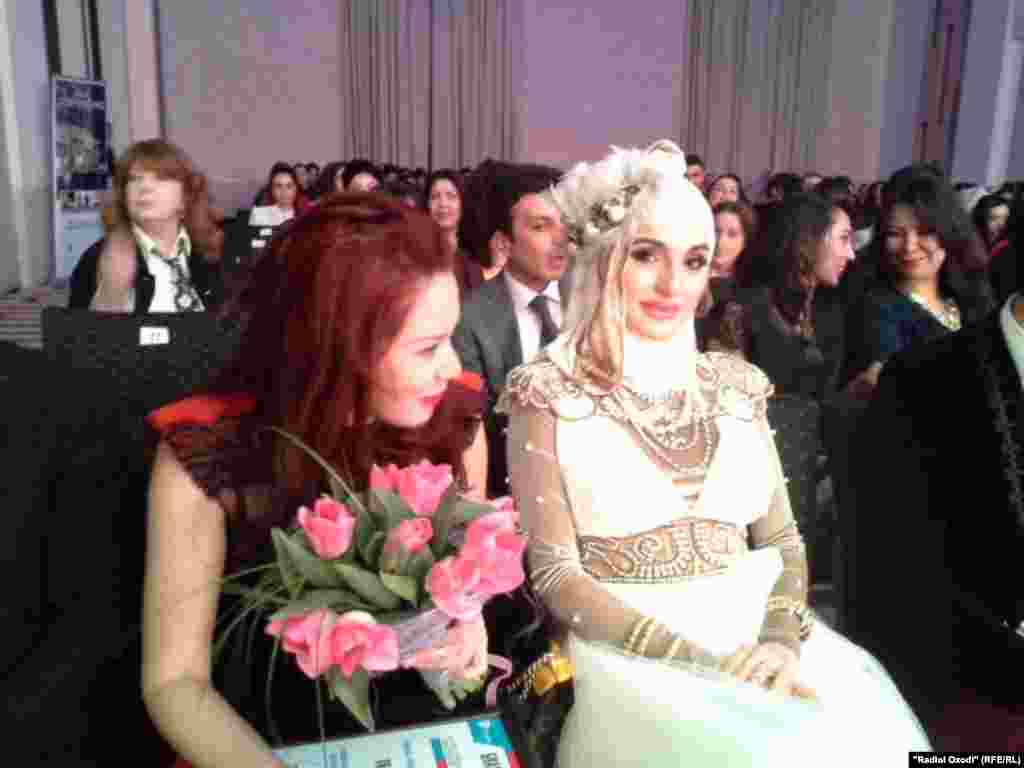 Фарзона дар маросими тақдими ҷоизаҳои "Tamoshow Music Awards"