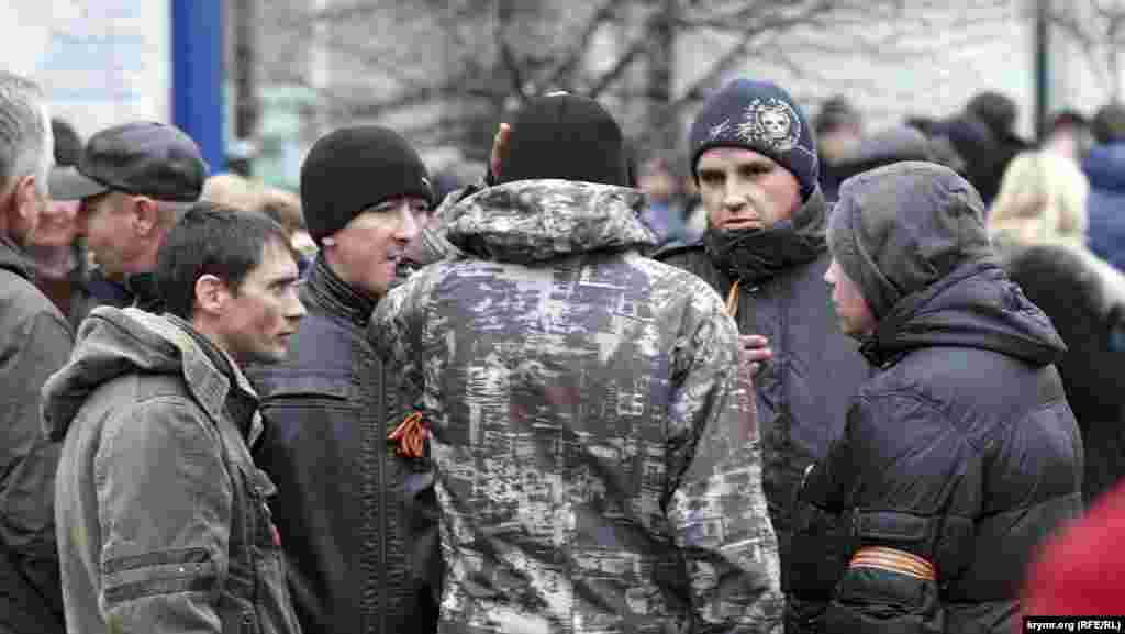 Фотографов и видеооператоров митингующие мгновенно вычисляли в толпе или рядом и уже буквально не спускали с них взгляда. В тот день сторонники «русской весны» журналистов еще не били, а пока еще только недоброжелательно смотрели.
