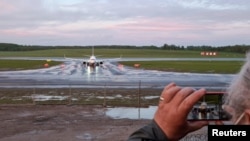 Avion kompanije Ryanair, koji je prevozio beloruskog opozicionog blogera i aktivistu Romana Protaseviča i bio preusmeren u Minsk, prilikom sletanaja na aerodrom Vilnius u Litvaniji, 23. maja
