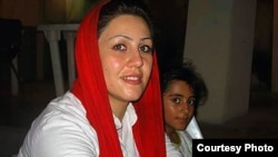 مریم اکبری منفرد و یکی از دخترانش پیش از بازداشت در سال ۸۸