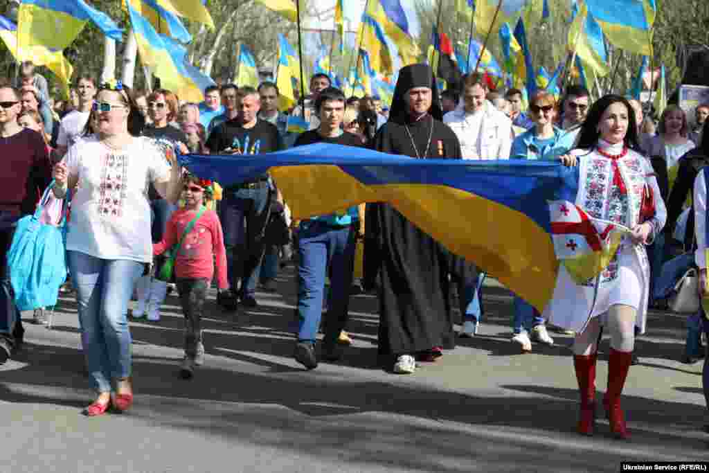 Понад тисячу краматорців узяли участь у патріотичній акції «Краматорськ – це Україна». Учасники заходу зібралися біля пам'ятника на вулиці Парковій – на тому самому місці, куди цього дня два роки тому, у 2014-му, патріоти у вже захопленому бойовиками місті прийшли висловити підтримку цілісності та єдності України. Краматорськ, 18 квітня 2016 року