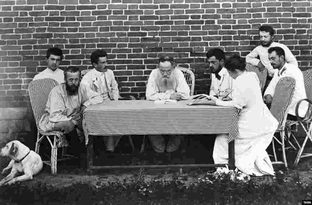 Tolstoj pravi spisak izgladnelih seljana kojima su bile potrebne zalihe hrane tokom perioda "ruske gladi" 1891. Iste godine Tolstoj je izjavio da će se odreći autorskih prava na svoja dela, koja su i tada vredela bogatstvo. 