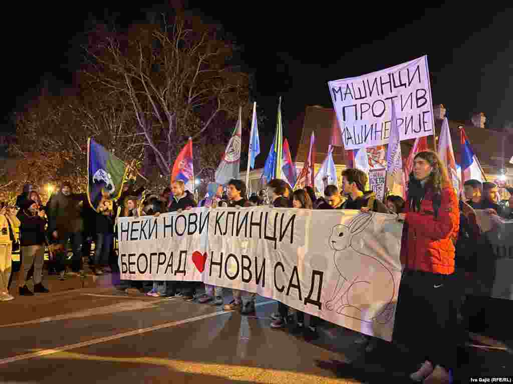 Studente su aplauzima i ovacijama na ulicama dočekale desetine hiljada građana.