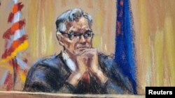Judecătorul Juan Merchan are reclamă de „dur” dar „corect”. El l-a condamnat pe apropiatul lui Trump, Allen Weisselberg, a prezidat procesul de fraudă fiscală al Organizației Trump și a supravegheat cazul de fraudă penală al fostului consilier al lui Trump, Steve Bannon.