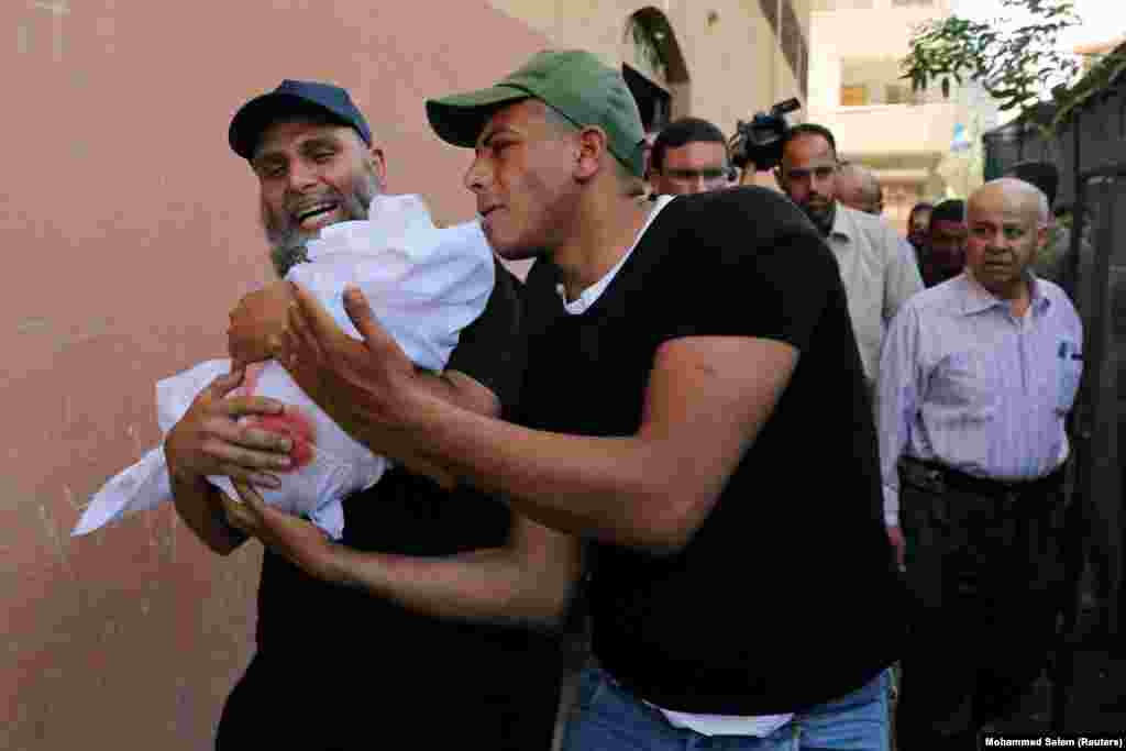 O fetiță de 4 luni este înmormântată în fâșia Gaza. Cele mai sângeroase zile Gaza de la încheierea războiului din 2014. În două zile au fost uciși 25 de palestinieni și 4 civili israelieni. (Reuters/Mohammed Salem)