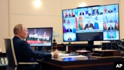 Путин КМШ лидерлеринин онлайн жыйынына катышып жаткан учур, 15-октябрь 2021-жыл.