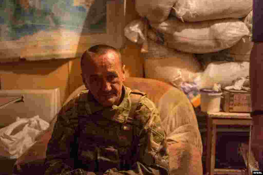 51-летний «Пром» – бывший солдат советской армии. Он провел 10 лет в советской тюрьме за то, что ранил человека ножом, но говорит, что не жалеет об этом: «Жизнь в Советском Союзе легкой не была и я сделал то, что должен был, чтобы выжить». Он говорит, что не намерен покидать фронт. «Придется везти меня вперед ногами, я отсюда не уеду». 