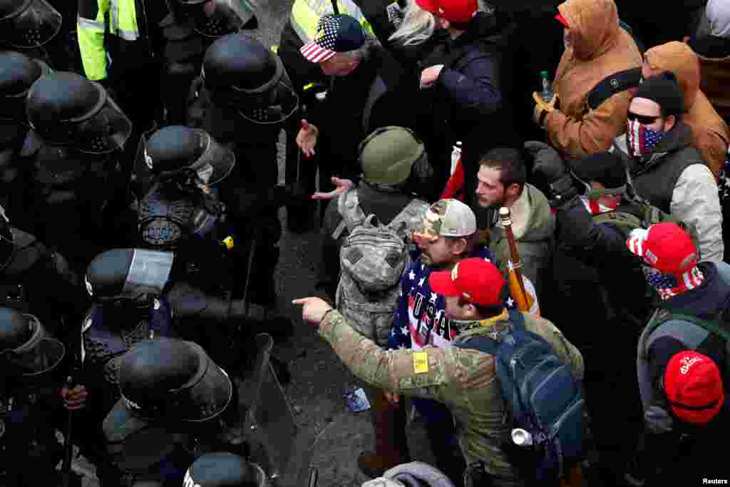 Pristalice predsjednika SAD Donalda Trampa sukobljavaju se s policijom tokom skupa koji je osporavao potvrđivanje rezultata američkih predsjedničkih izbora 2020. od strane američkog Kongresa, u zgradi američkog Kapitola u Washingtonu, SAD, 6. januara 2021. godine.