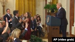 Журналіст CNN Джим Акоста, співробітниця Білого дому і президент США Дональд Трамп, 7 листопада 2018 року