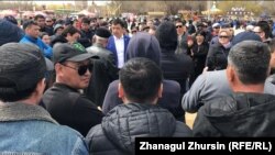 Люди, собравшиеся в Парке первого президента в Актобе, 1 мая 2019 года.