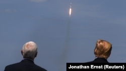 Mike Pence și Donald Trump la lansarea rachetei SpaceX Falcon, Cape Canaveral, Florida, 30 mai, 2020.