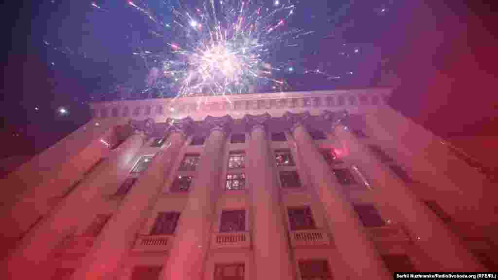 На завершення акції під стінами будівлі активісти запустили салют – «подарунок» Стерненкові на день народження