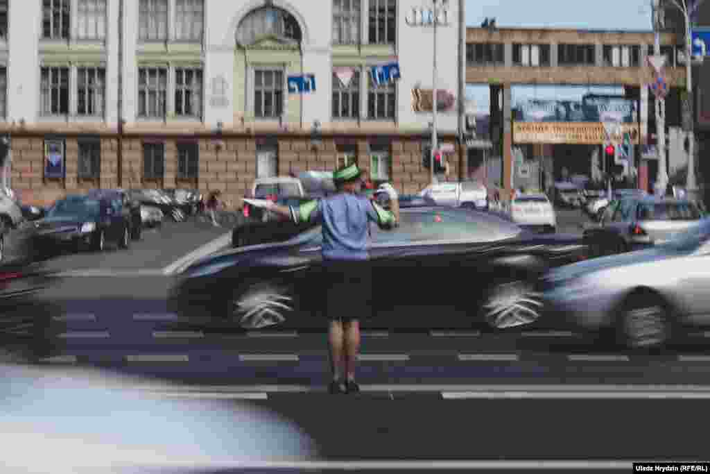 Сьцьвярджаецца, што «абаяльныя і ўсьмешлівыя дзяўчаты, здольныя прафэсійна забясьпечыць бясьпеку на складаных скрыжаваньнях, фармуюць імідж краіны»