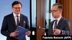 German Foreign Minister Heiko Maas (right) and his Ukrainian counterpart Dmytro Kuleba leave a joint press conference after bilateral discussions in Berlin on June 2. 