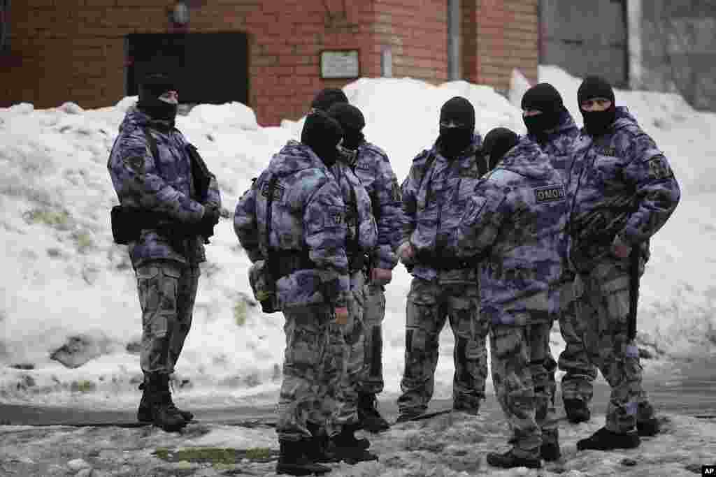 Супрацоўнікі АМАПу на тэрыторыі каля царквы іконы Божай Маці «Утоли моя печали», 1 сакавіка 2024 году
