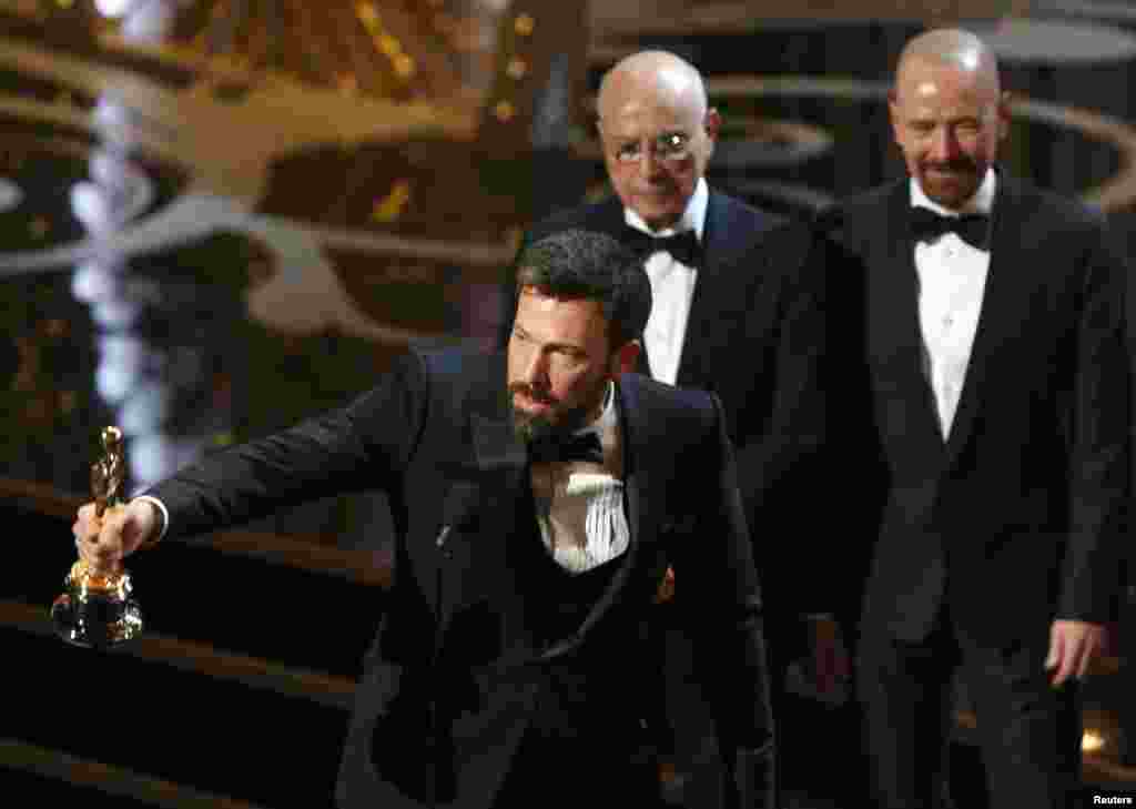 Ən yaxşı film seçilən Argo-un rejissoru Ben Affleck çıxış edərkən